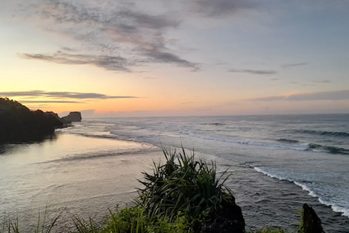 pantai ngandong: pesona pantai tersembunyi di gunung kidul