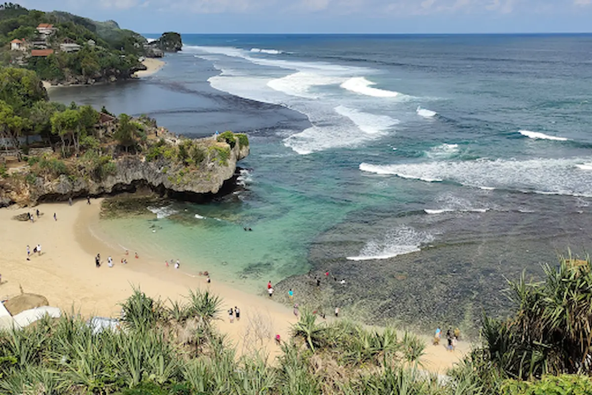 pantai ngandong: pesona pantai tersembunyi di gunung kidul