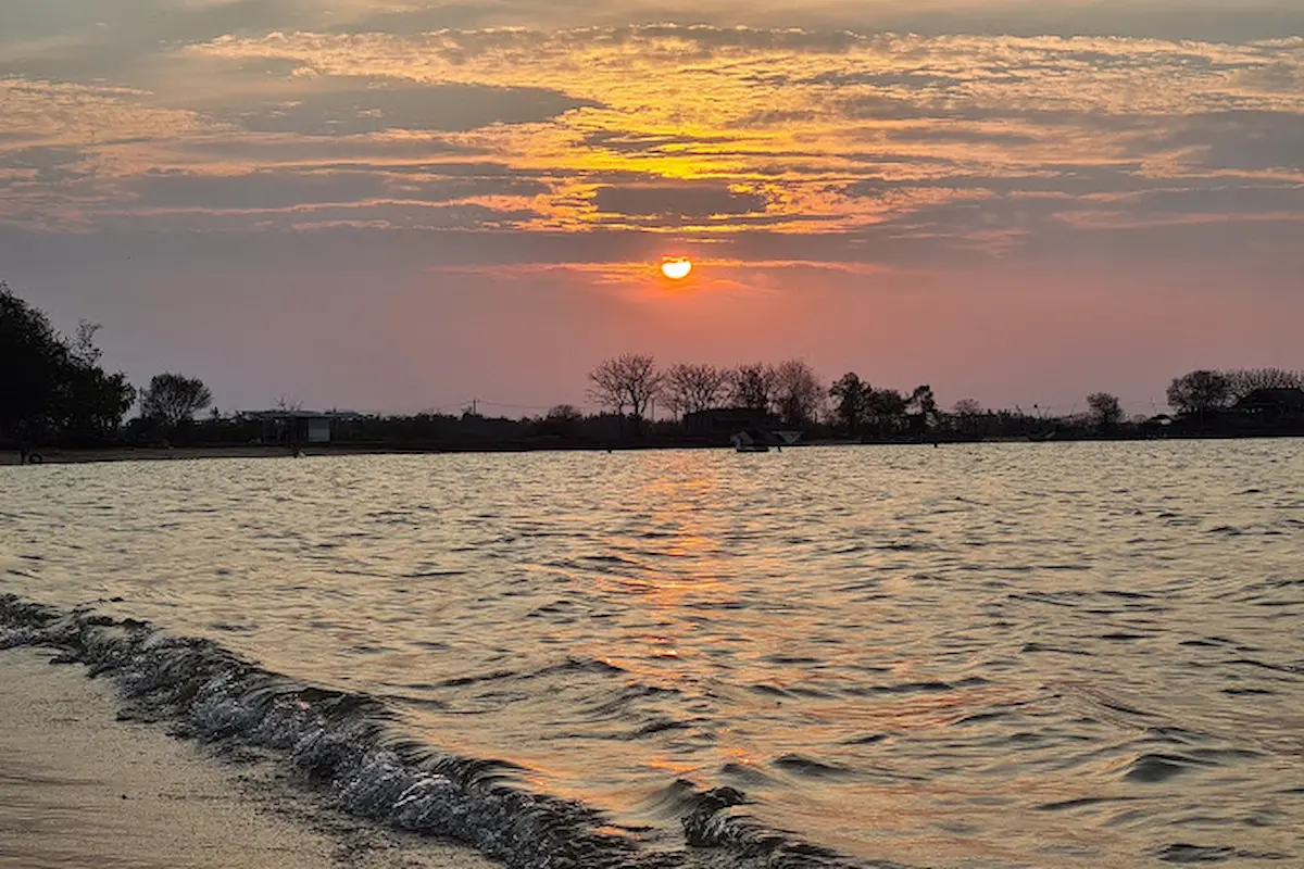 pantai pailus: destinasi wisata alam indah untuk liburan