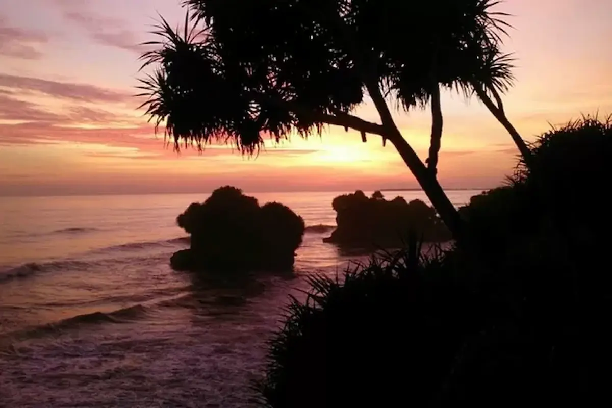 pantai panganten: destinasi romantis di tepi laut