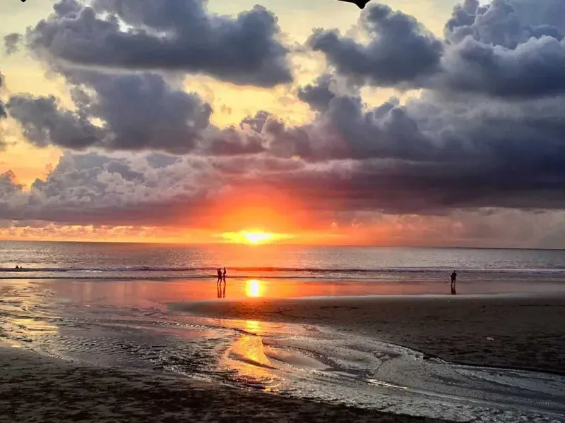 Pantai Seminyak: Lokasi, Daya Tarik, dan Rekomendasi Aktivitas
