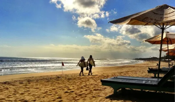 pantai seminyak: lokasi, daya tarik, dan rekomendasi aktivitas, Lokasi Pantai Seminyak, Daya Tarik Pantai Seminyak, Rekomendasi Aktivitas di Pantai Seminyak, Rekomendasi Tempat di Sekitar Pantai Seminyak