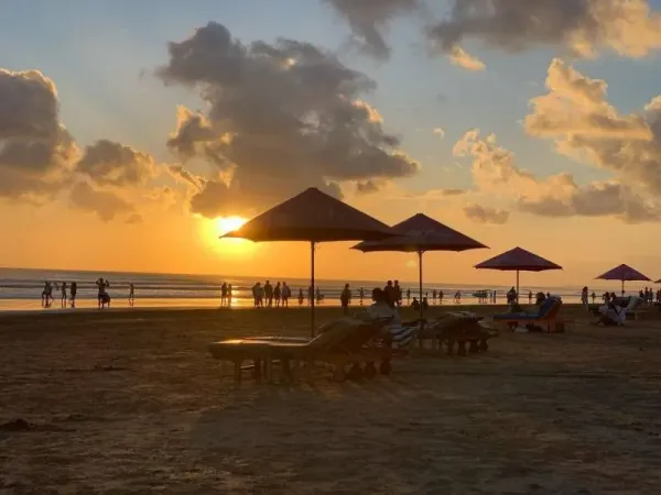 pantai seminyak: lokasi, daya tarik, dan rekomendasi aktivitas, Lokasi Pantai Seminyak, Daya Tarik Pantai Seminyak, Rekomendasi Aktivitas di Pantai Seminyak, Rekomendasi Tempat di Sekitar Pantai Seminyak