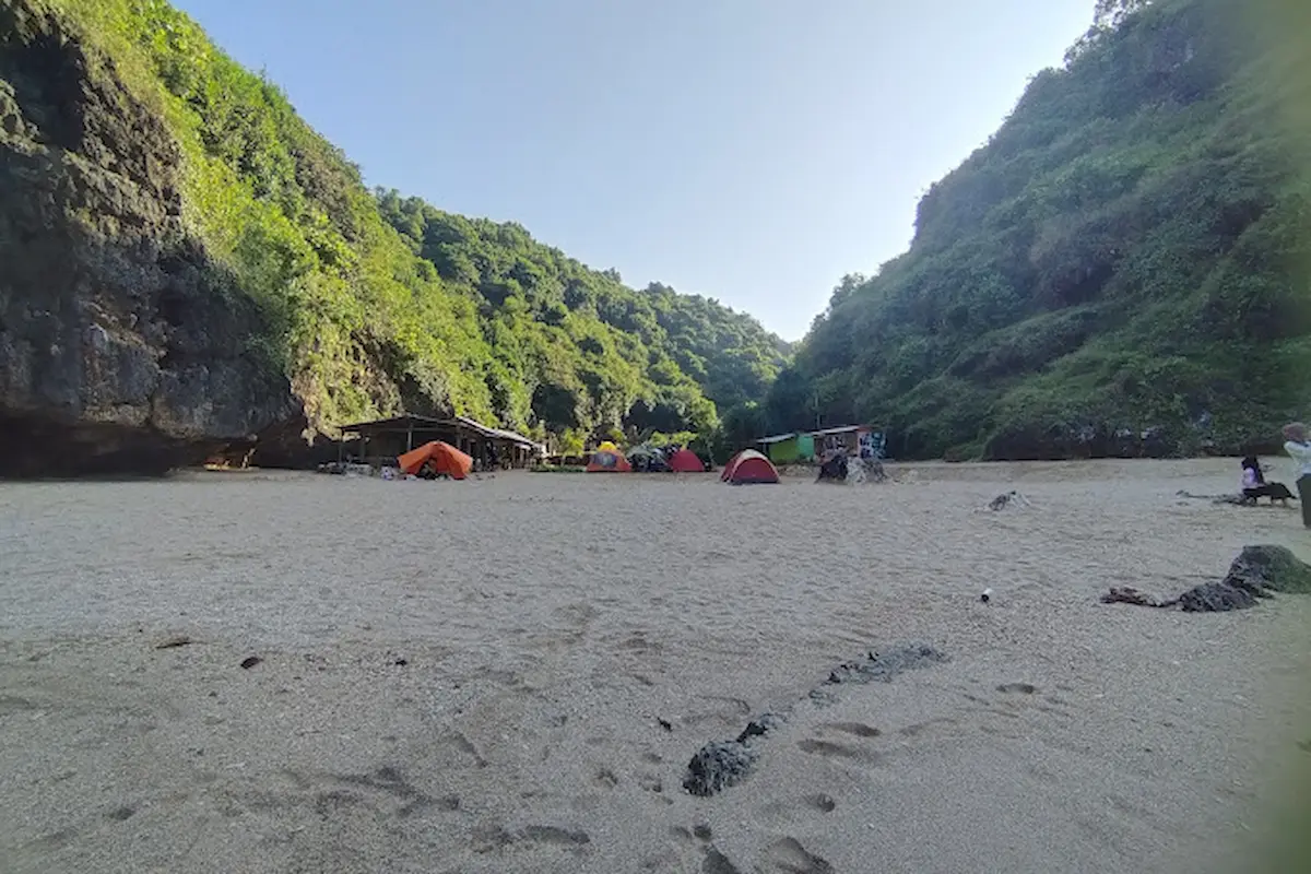 pantai wohkudu: pesona pantai tersembunyi di jawa timur