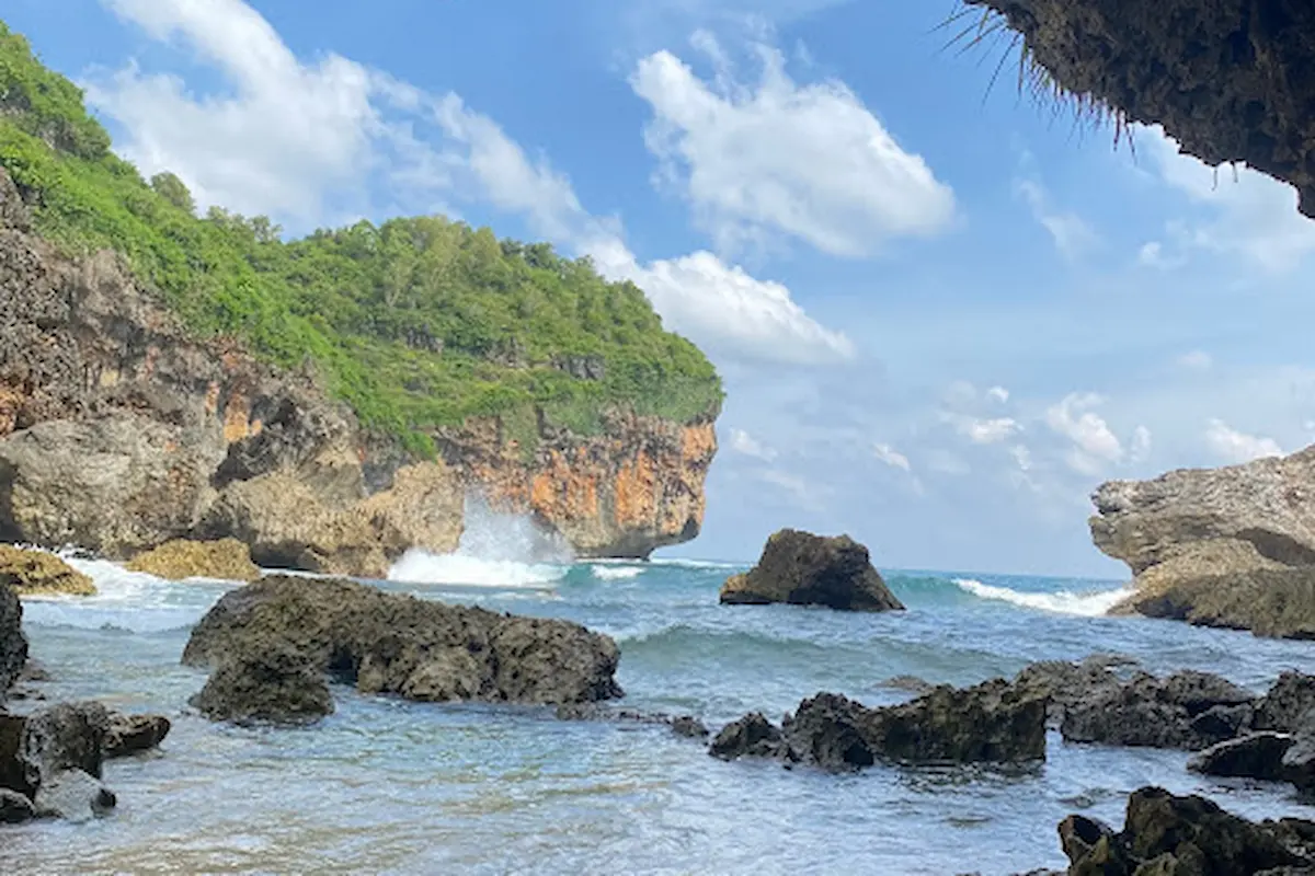 pantai wohkudu: pesona pantai tersembunyi di jawa timur
