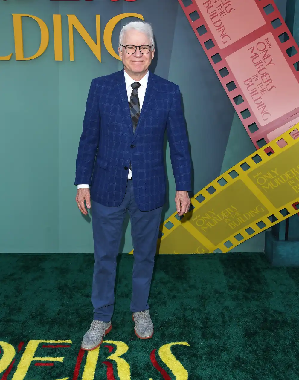 penampilan seleb di karpet merah premiere only murders in the building, 1. Meryl Streep memilih gaya casual namun tetap elegan dalam balutan shirt-dress warna biru dengan motif putih rancangan Stella McCartney. Belt besar warna hitam dan mules putih melengkapi gaya sang aktris legendaris tersebut., 2. Tampil bold, Jenn Tran andalkan dress warna merah cerah yang memiliki aksen cut-out di bagian dadanya serta dilengkapi aksesori hoop earrings., 3. Jane Lynch memilih suit berbahan silk dan celana hitam berpotongan lurus. Kalung berkilauan melengkapi gayanya saat itu., 4. Da’Vine Joy Randolph mengenakan strapless dress dari Mugler dengan aksen fringe., 5. Monica Mamudo memilih outfit bernuansa vibran pakai dress kuning cerah dengan aksen bulu., 6. Steve Martin tampil rapi dengan blue suit bermotif plaid yang dipadukan dengan dasi hitam., 7. Martin Short tampil klasik dengan jas warna hitam, kemeja putih dan floral tie. , 8. Selena Gomez tampil chic mengenakan dress mini karya Self-Portrait dengen model halter yang dilengkapi dengan kristal. Ia memadukannya dengan sepatu heels berkilau dan cincin berlian.