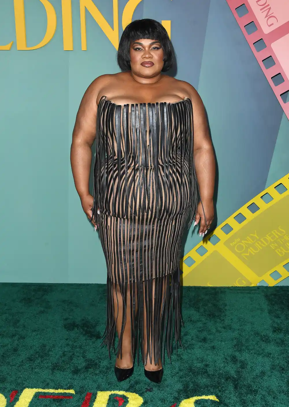 penampilan seleb di karpet merah premiere only murders in the building, 1. Meryl Streep memilih gaya casual namun tetap elegan dalam balutan shirt-dress warna biru dengan motif putih rancangan Stella McCartney. Belt besar warna hitam dan mules putih melengkapi gaya sang aktris legendaris tersebut., 2. Tampil bold, Jenn Tran andalkan dress warna merah cerah yang memiliki aksen cut-out di bagian dadanya serta dilengkapi aksesori hoop earrings., 3. Jane Lynch memilih suit berbahan silk dan celana hitam berpotongan lurus. Kalung berkilauan melengkapi gayanya saat itu., 4. Da’Vine Joy Randolph mengenakan strapless dress dari Mugler dengan aksen fringe., 5. Monica Mamudo memilih outfit bernuansa vibran pakai dress kuning cerah dengan aksen bulu., 6. Steve Martin tampil rapi dengan blue suit bermotif plaid yang dipadukan dengan dasi hitam., 7. Martin Short tampil klasik dengan jas warna hitam, kemeja putih dan floral tie. , 8. Selena Gomez tampil chic mengenakan dress mini karya Self-Portrait dengen model halter yang dilengkapi dengan kristal. Ia memadukannya dengan sepatu heels berkilau dan cincin berlian.