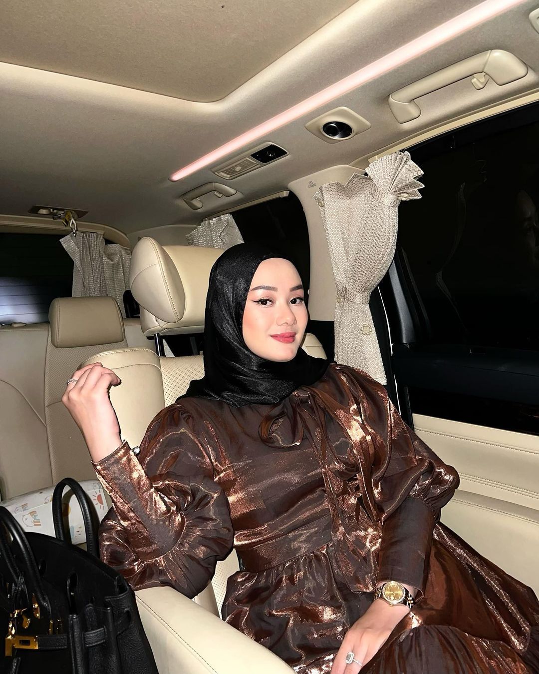 perbedaan pashmina silk dan shimmer, kamu lebih pilih mana?, 1. Pashmina silk , 2. Pashmina shimmer, 3. Bahan pashmina silk , 4. Bahan pashmina shimmer, 5. Perbedaan pashmina silk dan shimmer