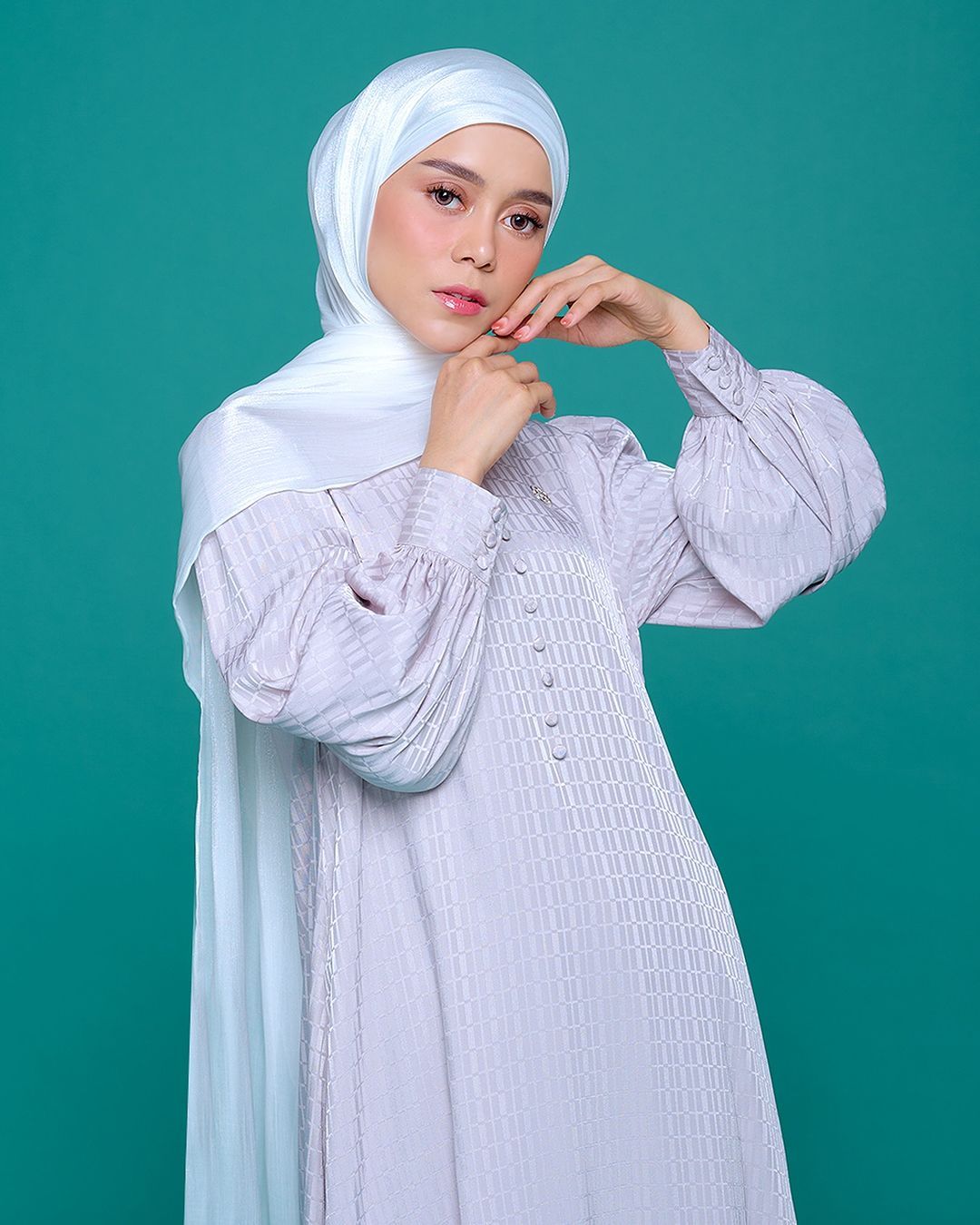 perbedaan pashmina silk dan shimmer, kamu lebih pilih mana?, 1. Pashmina silk , 2. Pashmina shimmer, 3. Bahan pashmina silk , 4. Bahan pashmina shimmer, 5. Perbedaan pashmina silk dan shimmer