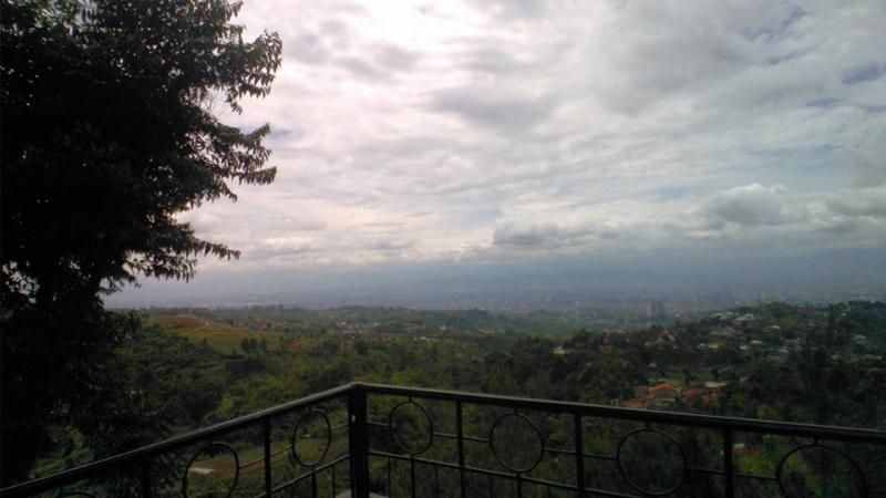bukit, 1. Foto-foto di WOW Sarae Hills, 2. Main di Area Outdoor D’DieuLand, 3. Sudut Cerita, 4. Lihat Sunrise dan Sunset, 5. Pemancar RRI Bandung, 6. Pasar Minggu Punclut