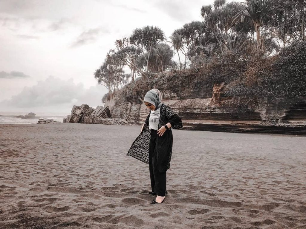 ciamis, jawa barat, pangandaran, pantai, pantai batu hiu, pantai batu hiu ciamis, pantai di ciamis, review, lokasi, dan harga tiket pantai batu hiu ciamis, Mengenal Pantai Batu Hiu Ciamis, Daya Tarik Pantai Batu Hiu Ciamis, Harga Tiket Masuk Pantai Batu Hiu, Jam Operasional