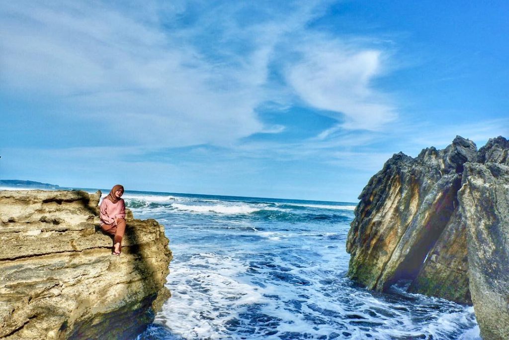 ciamis, jawa barat, pangandaran, pantai, pantai batu hiu, pantai batu hiu ciamis, pantai di ciamis, review, lokasi, dan harga tiket pantai batu hiu ciamis, Mengenal Pantai Batu Hiu Ciamis, Daya Tarik Pantai Batu Hiu Ciamis, Harga Tiket Masuk Pantai Batu Hiu, Jam Operasional