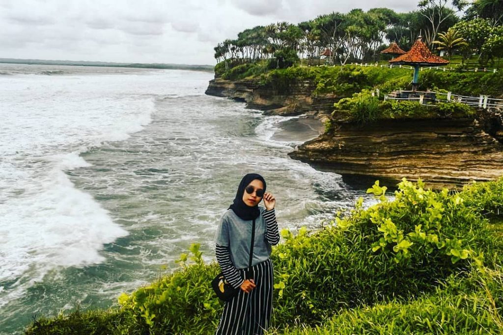 ciamis, jawa barat, pangandaran, pantai, pantai batu hiu, pantai batu hiu ciamis, pantai di ciamis, review, lokasi, dan harga tiket pantai batu hiu ciamis, Mengenal Pantai Batu Hiu Ciamis, Daya Tarik Pantai Batu Hiu Ciamis, Harga Tiket Masuk Pantai Batu Hiu, Jam Operasional