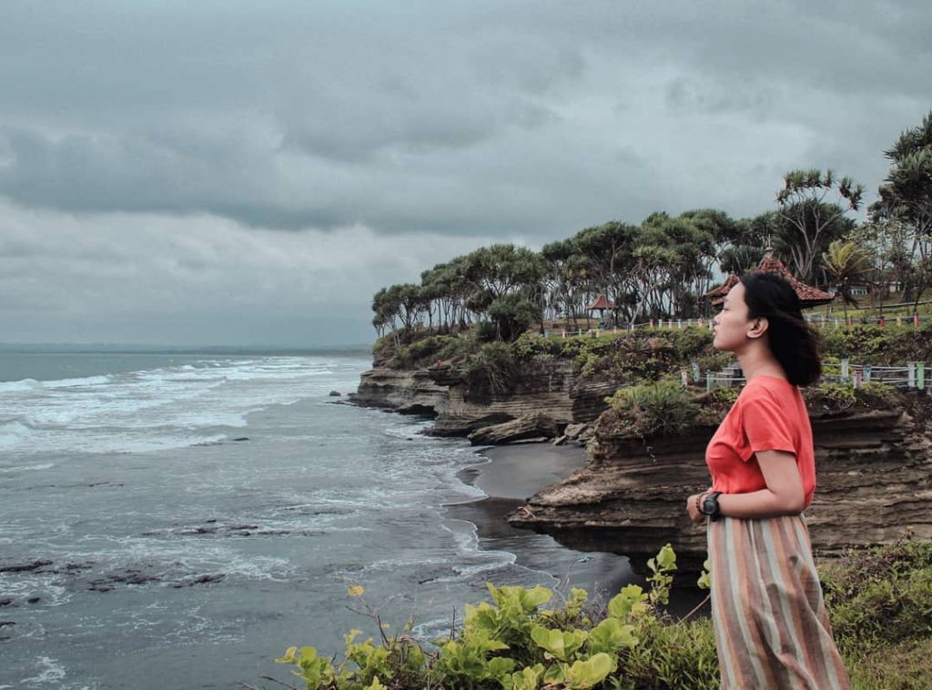 Review, Lokasi, Dan Harga Tiket Pantai Batu Hiu Ciamis