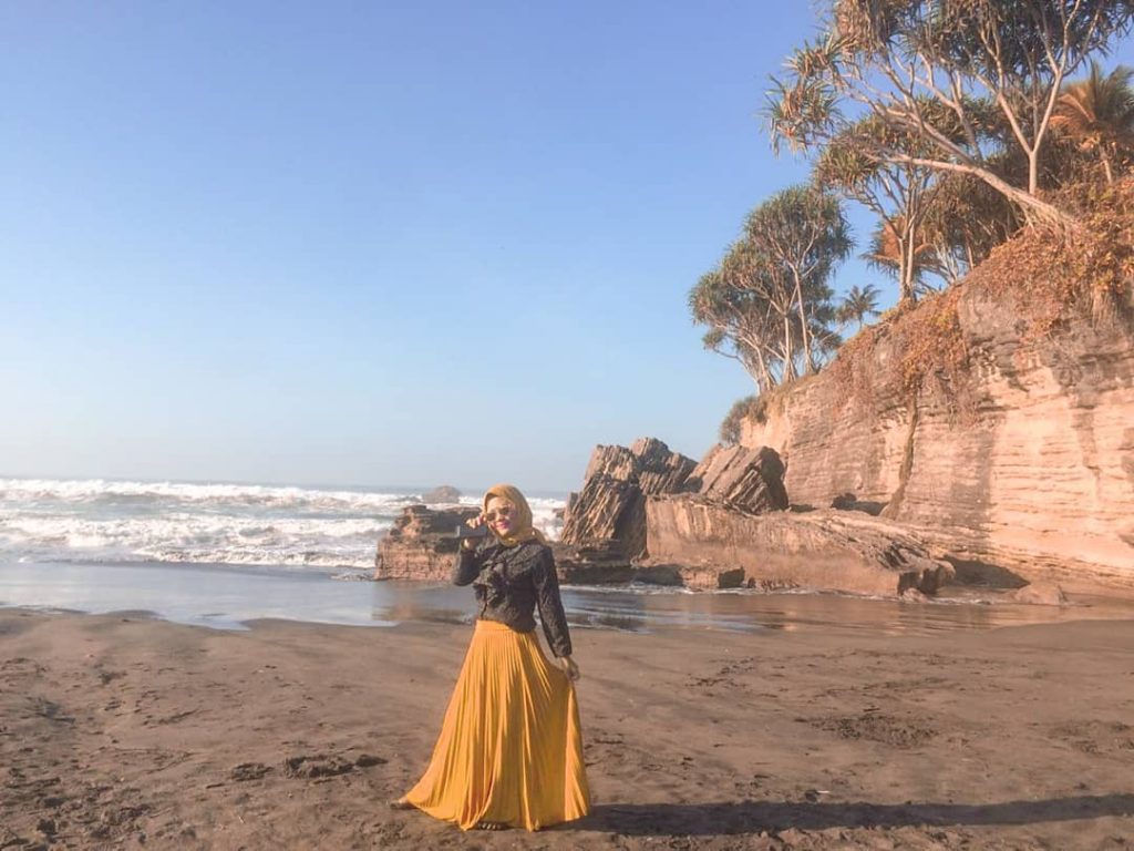 ciamis, jawa barat, pangandaran, pantai, pantai batu hiu, pantai batu hiu ciamis, pantai di ciamis, review, lokasi, dan harga tiket pantai batu hiu ciamis, Mengenal Pantai Batu Hiu Ciamis, Daya Tarik Pantai Batu Hiu Ciamis, Harga Tiket Masuk Pantai Batu Hiu, Jam Operasional
