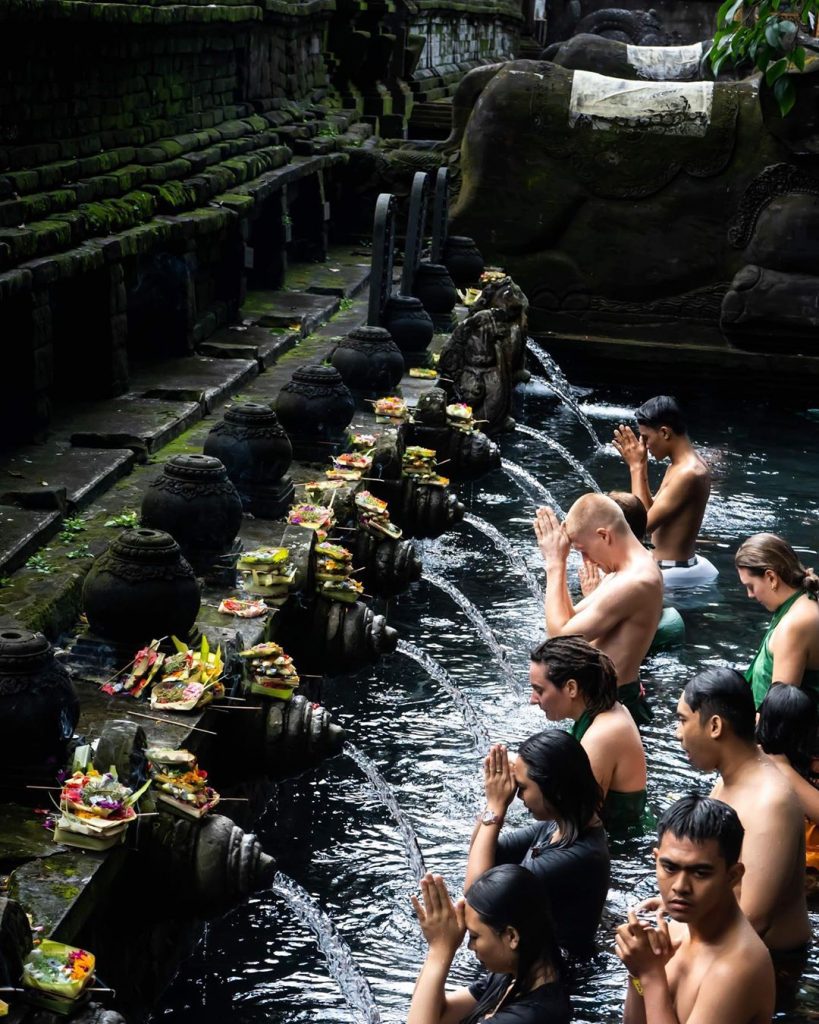 bali, gianyar, pura tirta empul, pura tirta empul bali, review, lokasi, dan harga tiket pura tirta empul bali