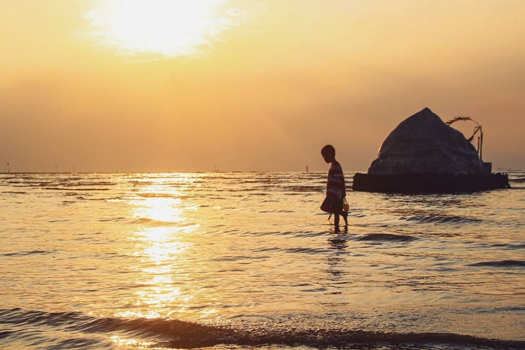 indramayu, jawa barat, pantai, pantai di indramayu, pantai karangsong, pantai karangsong indramayu, review, lokasi, dan tiket masuk pantai karangsong