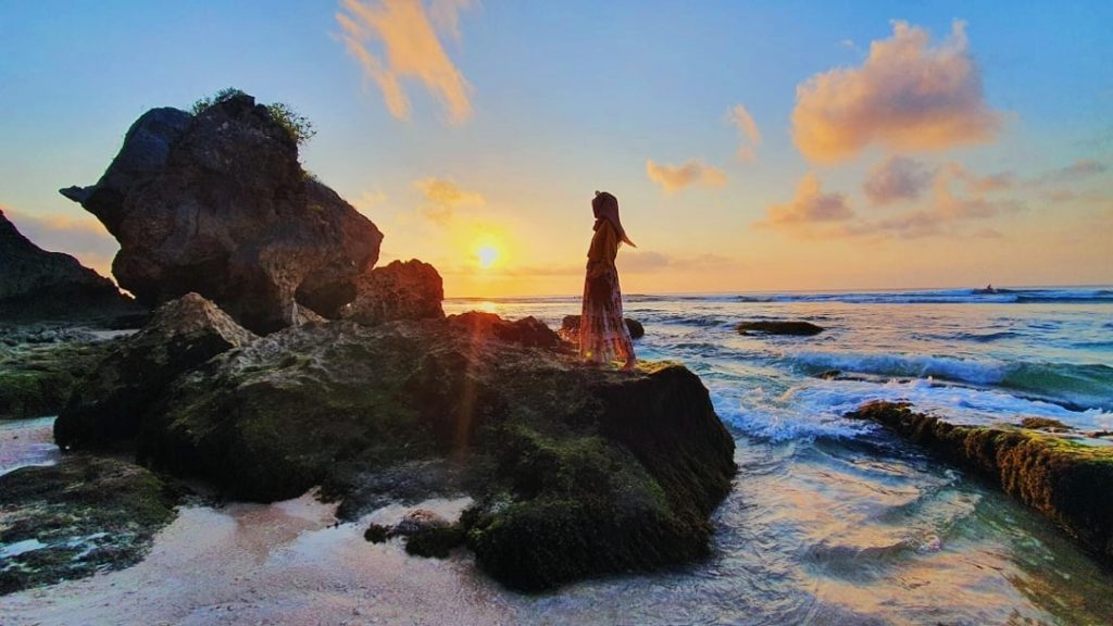 badung, bali, kuta, pantai, pantai badung, pantai bali, pantai suluban, review, lokasi, dan tiket masuk pantai suluban bali