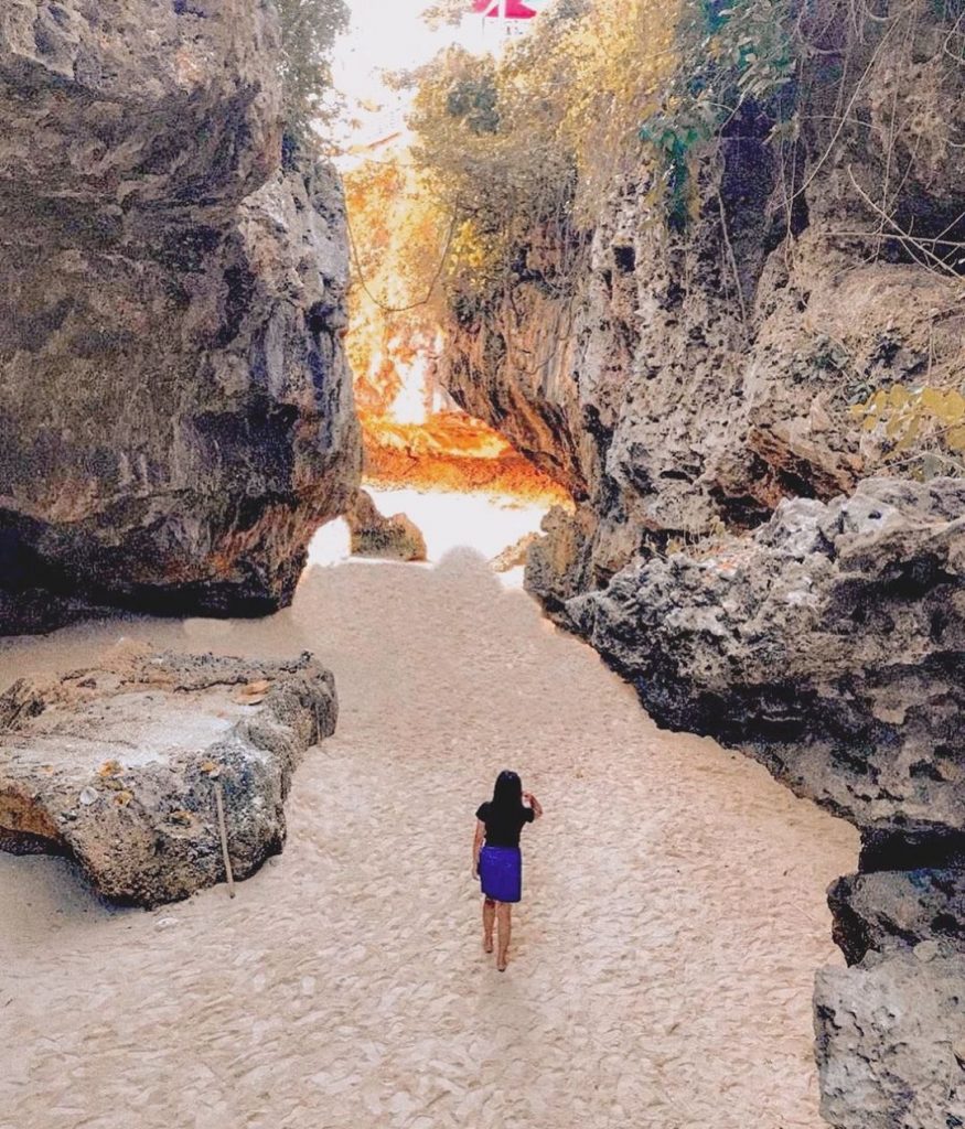 badung, bali, kuta, pantai, pantai badung, pantai bali, pantai suluban, review, lokasi, dan tiket masuk pantai suluban bali