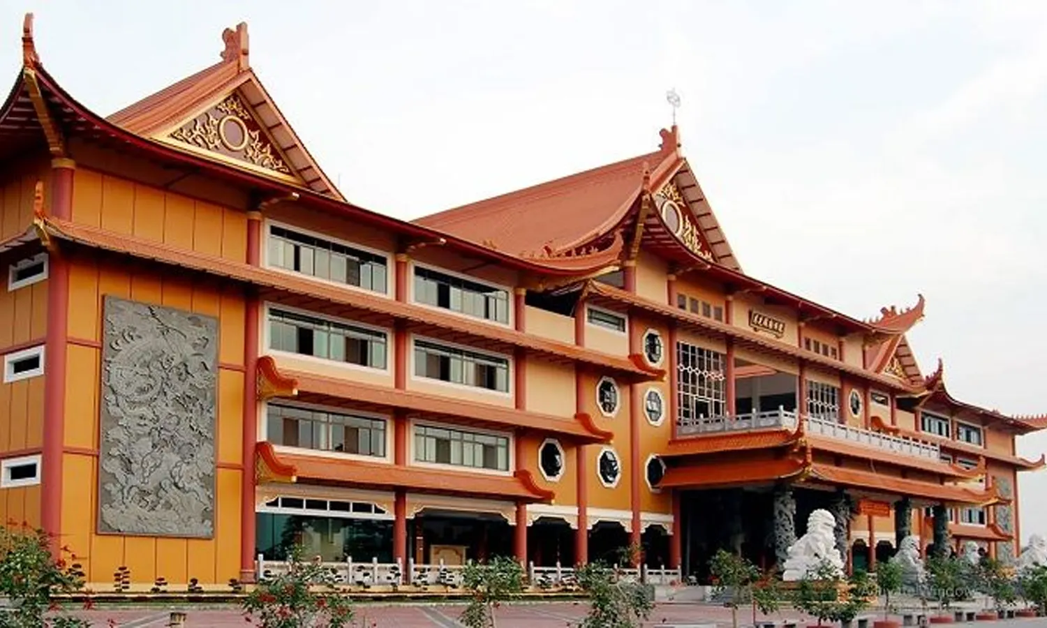 5 Vihara Terbesar di Indonesia dengan Pesona Memukau yang Dimilikinya - Parboaboa