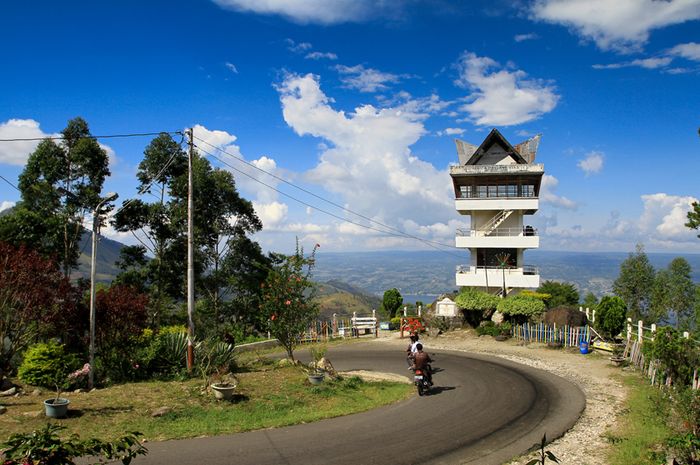 Menikmati Indahnya Danau Toba dari Menara Tele - Bobo