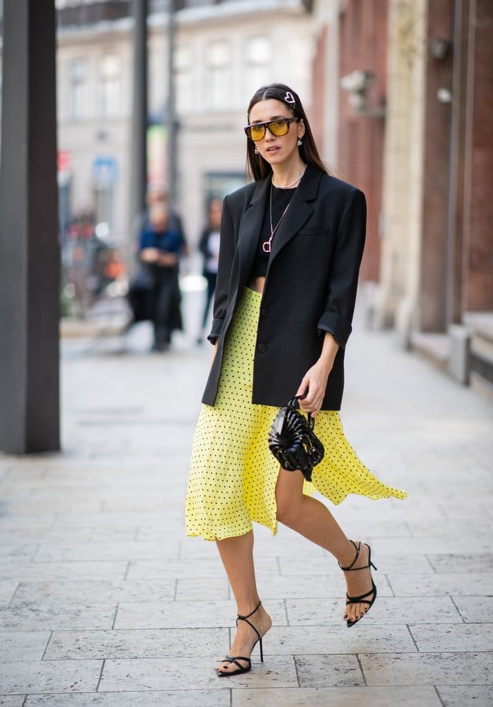 selain pakaian formal, begini cara pakai blazer untuk sehari-hari, 1. Memberikan kesan edgy pada penampilanmu, kombinasikan blazer dengan turtleneck, celana jeans dan snakeskin ankle boots. , 2. Sebagai gaya sehari-hari, mulai kombinasikan blazer dengan cycling short dan sneakers. Pilih warna-warna vibran sehingga penampilanmu tampak lebih playful., 3. Suit-set memang identik dengan gaya yang formal. Nmaun kamu bisa ubah menjadi lebih kasual dengan memilih celana pendek sebagai bawahan. Pasangkan dengan kemeja dan ankle boots, you ready to go!, 4. Blazer hitam nggak akan terlihat membosankan dengan padu-padan yang satu ini. Pasangkan blazer bersama cropped top dan rok polka dot beraksen slit. Mau makin catchy, pakai saja tinted sunglasses!, 5. Gaya santai dengan tank top dan celana jeans akan langsung berubah 180 derajat jadi lebih keren dengan blazer sebagai outerwear. Sempurnakan penampilanmu memakai aksesori yang senada.