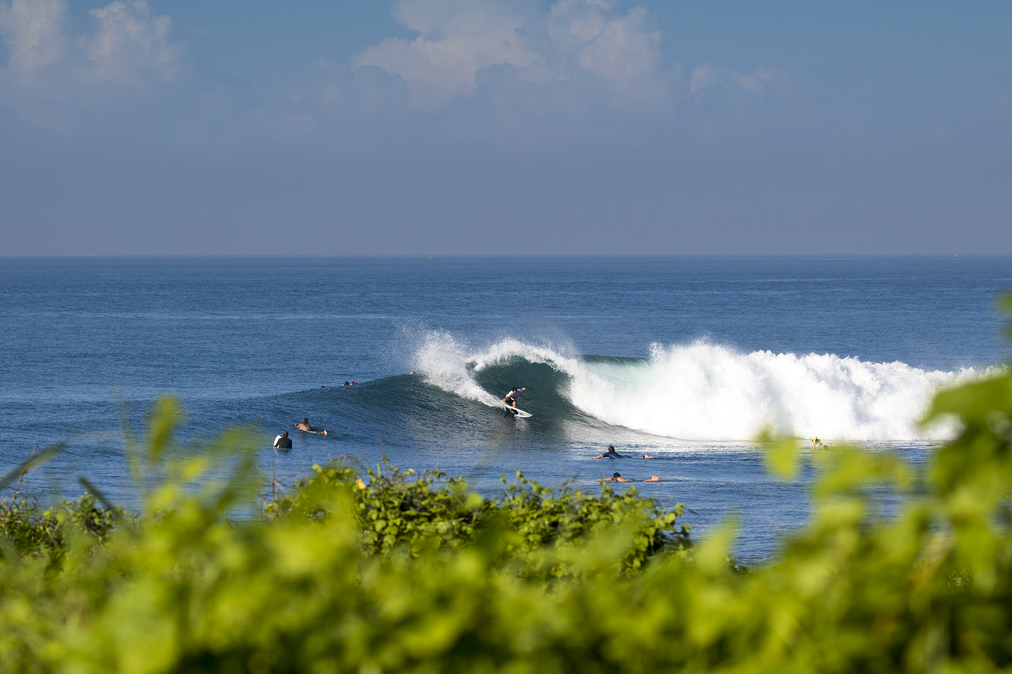 siap untuk menantang ombak? kunjungi pantai terbaik untuk surfing berikut ini!