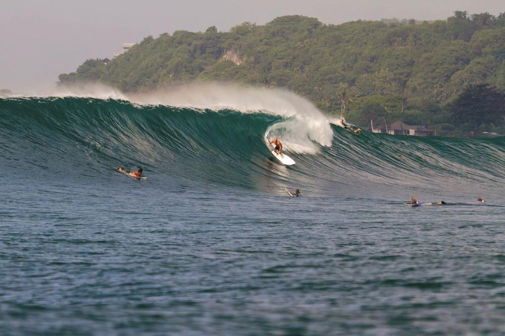 siap untuk menantang ombak? kunjungi pantai terbaik untuk surfing berikut ini!