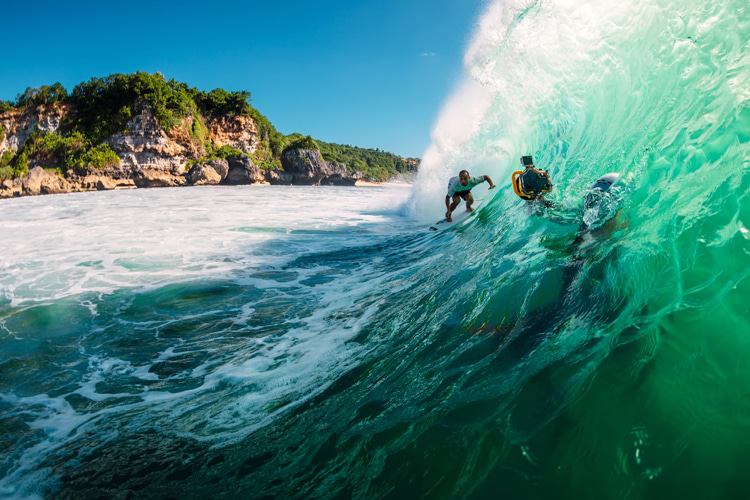 siap untuk menantang ombak? kunjungi pantai terbaik untuk surfing berikut ini!