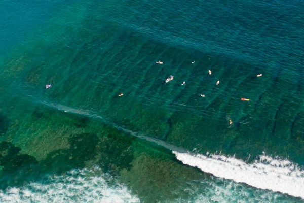 siap untuk menantang ombak? kunjungi pantai terbaik untuk surfing berikut ini!