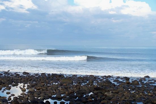 siap untuk menantang ombak? kunjungi pantai terbaik untuk surfing berikut ini!