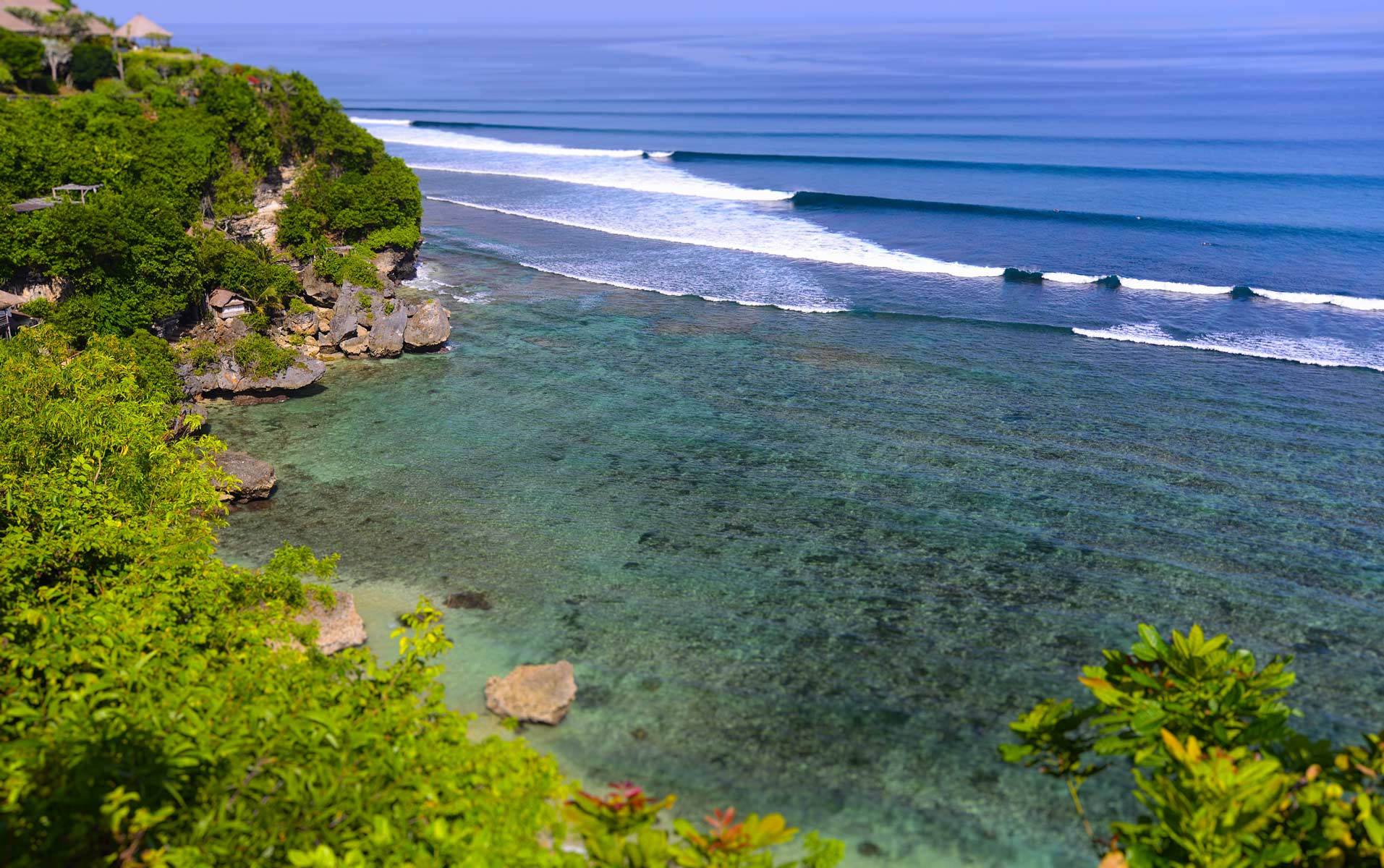siap untuk menantang ombak? kunjungi pantai terbaik untuk surfing berikut ini!