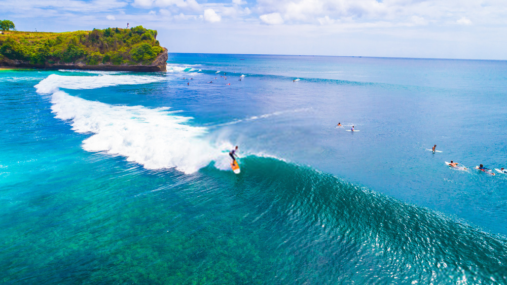 siap untuk menantang ombak? kunjungi pantai terbaik untuk surfing berikut ini!