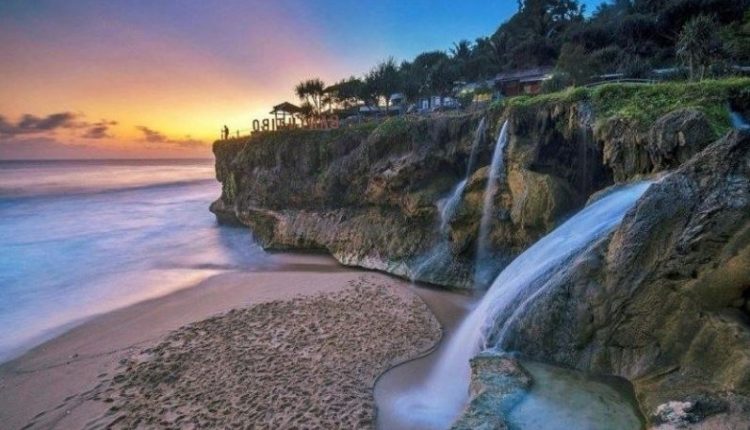 sudah mulai kangen liburan di bali? ini dia 10 pantai tercantik di pulau jawa yang bisa mengobatinya!