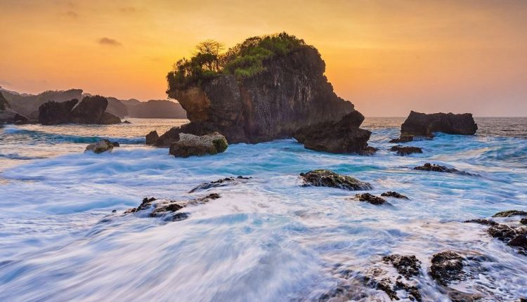 sudah mulai kangen liburan di bali? ini dia 10 pantai tercantik di pulau jawa yang bisa mengobatinya!