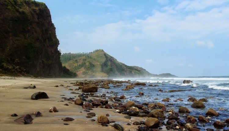 sudah mulai kangen liburan di bali? ini dia 10 pantai tercantik di pulau jawa yang bisa mengobatinya!