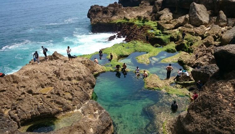 sudah mulai kangen liburan di bali? ini dia 10 pantai tercantik di pulau jawa yang bisa mengobatinya!