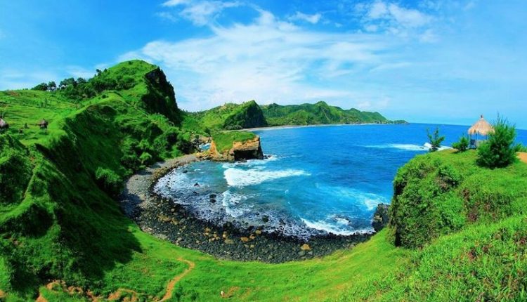 Sudah Mulai Kangen Liburan di Bali? Ini Dia 10 Pantai Tercantik di Pulau Jawa yang Bisa Mengobatinya!