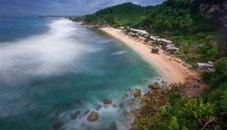 sudah mulai kangen liburan di bali? ini dia 10 pantai tercantik di pulau jawa yang bisa mengobatinya!