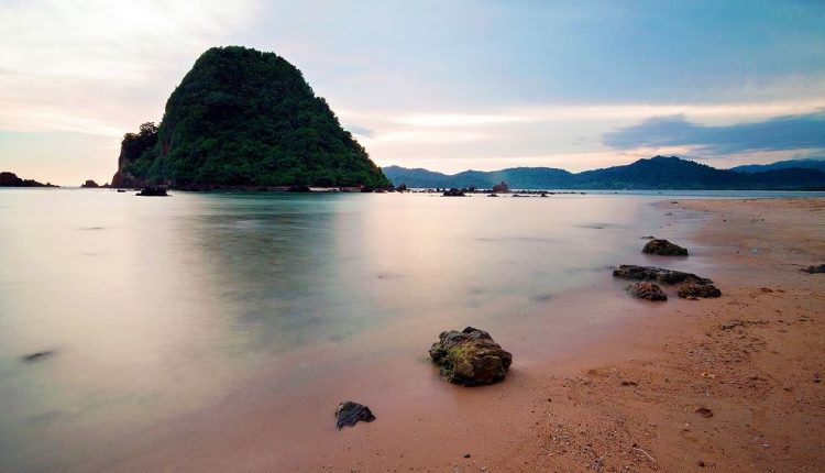 sudah mulai kangen liburan di bali? ini dia 10 pantai tercantik di pulau jawa yang bisa mengobatinya!