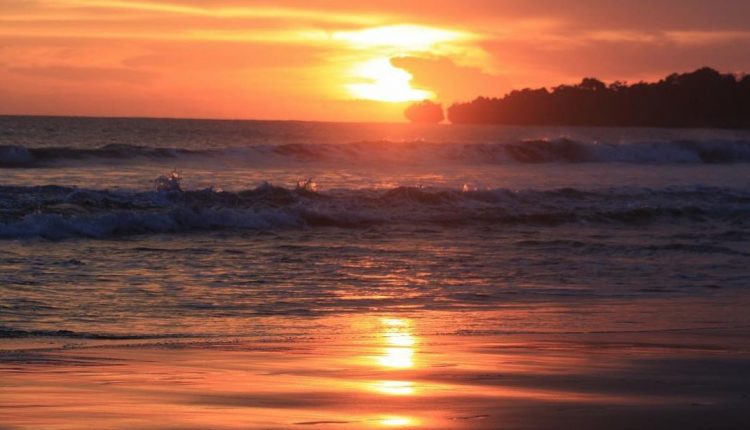 sudah mulai kangen liburan di bali? ini dia 10 pantai tercantik di pulau jawa yang bisa mengobatinya!
