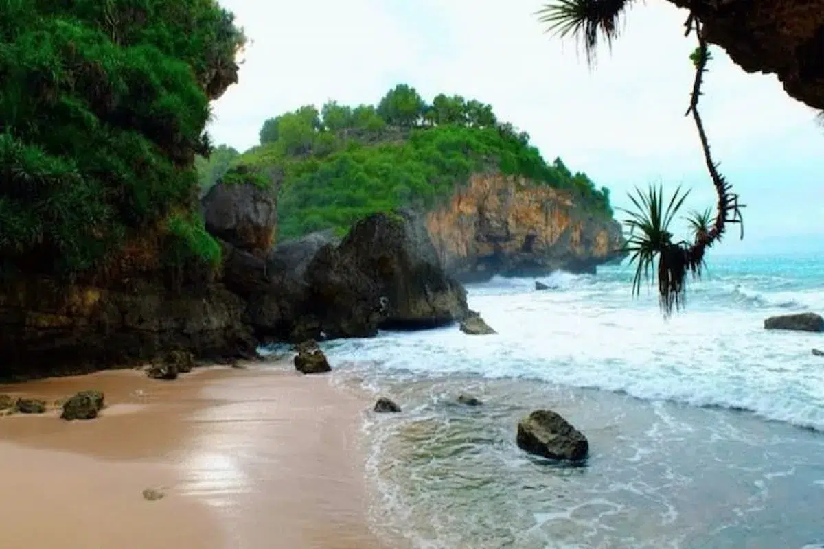 Termasuk Hidden Gem, Ini Dia 10 Pantai Tersembunyi di Jogja yang Jarang Orang Tahu
