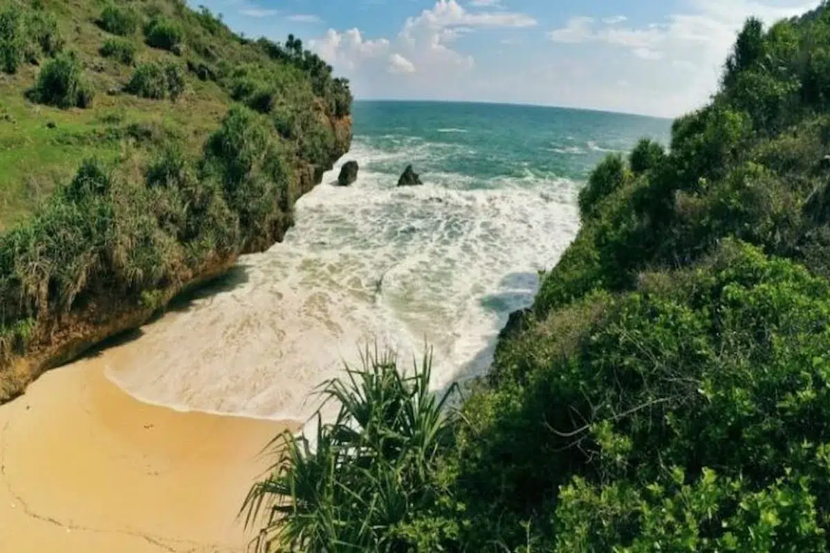termasuk hidden gem, ini dia 10 pantai tersembunyi di jogja yang jarang orang tahu
