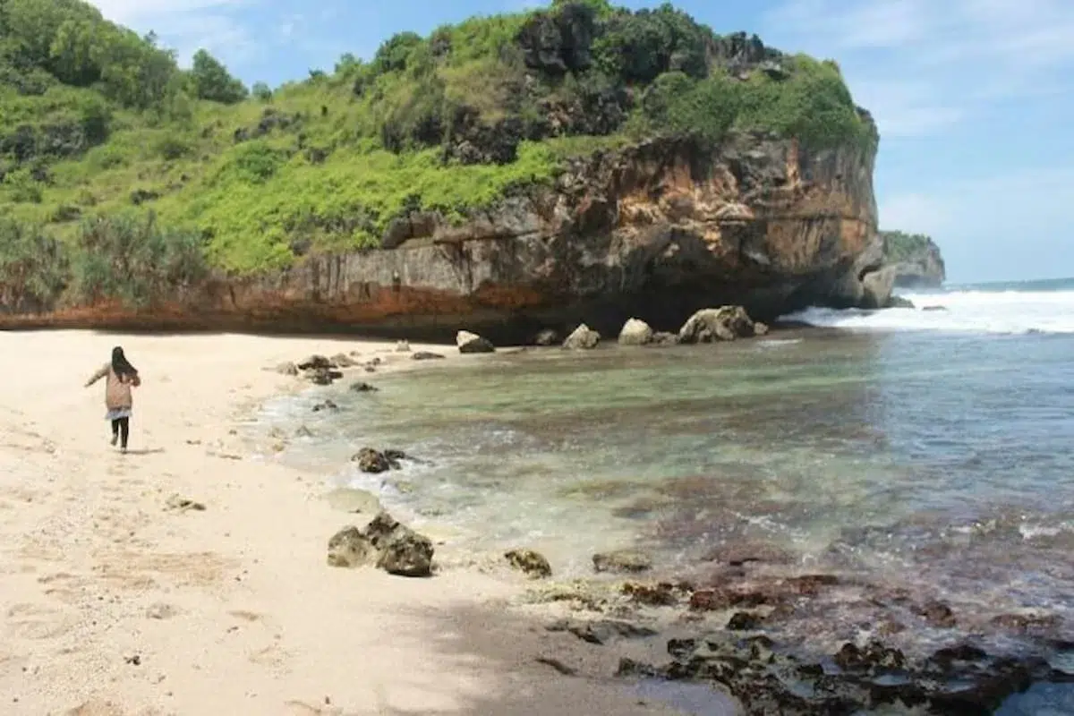 termasuk hidden gem, ini dia 10 pantai tersembunyi di jogja yang jarang orang tahu