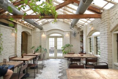top 10+ cafe 24 jam di jakarta yang nyaman untuk hangout