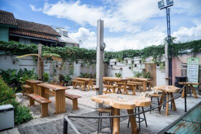 top 10+ cafe outdoor di bandung yang vibesnya refreshing
