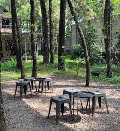 top 10+ cafe outdoor di bandung yang vibesnya refreshing