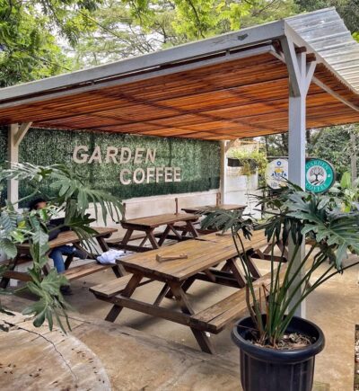 top 10+ cafe outdoor di bandung yang vibesnya refreshing