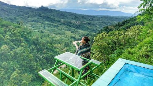 Bukit Asmara, 1. Curug Pitu  Curug Pitu adalah kawasan air terjun dengan suasana yang alami dipenuhi pepohonan. Curug Pitu artinya ialah tujuh tingkatan, yang mana pengunjung dapat menikmati pemandangan yang berbeda dari setiap curug. , 2. Anglir Mendung Banjarnegara  Anglir Mendung merupakan objek wisata alam di Kabupaten Banjarnegara, Jawa Tengah. Dikenal memiliki udara yang sejuk yang dikelilingi oleh hutan lindung. , 3. Waduk Mrica  Waduk Mrica diresmikan pada tahun 1989 oleh Presiden Soeharto. Waduk ini memiliki pemandangan yang sangat indah dan cocok untuk dijadikan tempat wisata. , 4. Gunung Lanang  Gunung Lanang merupakan salah satu tempat wisata di Banjarnegara. memiliki ketinggian 1.102 meter di atas permukaan laut, namun pengunjung sudah bisa menikmati pemandangan yang indah. , 5. Curug Mrawu  Curug Mrawu tempat yang cocok untuk destinasi liburan. Dalam perjalan ke tempat ini kamu akan disuguhi oleh pemandangan yang indah dan asri dari sawah dan hutan. , 6. Kawah Sileri Dieng  Kawah Sileri Dieng merupakan kawah vulkanik aktif yang berada di wilayah Dataran Tinggi Dieng. Letaknya berjauhan dengan lokasi wisata lainnya sehingga destinasi lainnya aman untuk dikunjungi wisatawan. , 7. Kawah Sikidang Dieng  Tempat ini merupakan salah satu tempat wisata terfavorit dan banyak wisatawan yang berkunjung berwisata. Udaranya yang sejuk serta pemandangan yang indah sukses menarik para wisatawan untuk berkunjung ke tempat ini. , 8. Kawah Candradimuka   Kawah Candradimuka merupakan salah satu kawah yang aktif di Dieng. Pemandangan yang indah menakjubkan menyajikan perbukitan yang hijau. , 9. Bukit Asmara Situk  Pemandangan bukit yang indah, dengan tinggi 683 mdpl sehingga para wisatawan dapat menikmati keindahahan alam yang indah dari atas. , 10. Surya Yudha Park  Surya Yudha Park merupakan tempat wisata bermain yang dapat dikunjungi bersama keluarga. Di tempat ini kamu dapat menikmati berbagai macam wahana, seperti Water Park, Terapi Ikan, Flying Fox