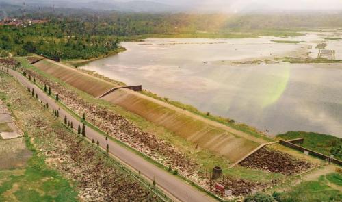 Waduk Mrica, 1. Curug Pitu  Curug Pitu adalah kawasan air terjun dengan suasana yang alami dipenuhi pepohonan. Curug Pitu artinya ialah tujuh tingkatan, yang mana pengunjung dapat menikmati pemandangan yang berbeda dari setiap curug. , 2. Anglir Mendung Banjarnegara  Anglir Mendung merupakan objek wisata alam di Kabupaten Banjarnegara, Jawa Tengah. Dikenal memiliki udara yang sejuk yang dikelilingi oleh hutan lindung. , 3. Waduk Mrica  Waduk Mrica diresmikan pada tahun 1989 oleh Presiden Soeharto. Waduk ini memiliki pemandangan yang sangat indah dan cocok untuk dijadikan tempat wisata. , 4. Gunung Lanang  Gunung Lanang merupakan salah satu tempat wisata di Banjarnegara. memiliki ketinggian 1.102 meter di atas permukaan laut, namun pengunjung sudah bisa menikmati pemandangan yang indah. , 5. Curug Mrawu  Curug Mrawu tempat yang cocok untuk destinasi liburan. Dalam perjalan ke tempat ini kamu akan disuguhi oleh pemandangan yang indah dan asri dari sawah dan hutan. , 6. Kawah Sileri Dieng  Kawah Sileri Dieng merupakan kawah vulkanik aktif yang berada di wilayah Dataran Tinggi Dieng. Letaknya berjauhan dengan lokasi wisata lainnya sehingga destinasi lainnya aman untuk dikunjungi wisatawan. , 7. Kawah Sikidang Dieng  Tempat ini merupakan salah satu tempat wisata terfavorit dan banyak wisatawan yang berkunjung berwisata. Udaranya yang sejuk serta pemandangan yang indah sukses menarik para wisatawan untuk berkunjung ke tempat ini. , 8. Kawah Candradimuka   Kawah Candradimuka merupakan salah satu kawah yang aktif di Dieng. Pemandangan yang indah menakjubkan menyajikan perbukitan yang hijau. , 9. Bukit Asmara Situk  Pemandangan bukit yang indah, dengan tinggi 683 mdpl sehingga para wisatawan dapat menikmati keindahahan alam yang indah dari atas. , 10. Surya Yudha Park  Surya Yudha Park merupakan tempat wisata bermain yang dapat dikunjungi bersama keluarga. Di tempat ini kamu dapat menikmati berbagai macam wahana, seperti Water Park, Terapi Ikan, Flying Fox